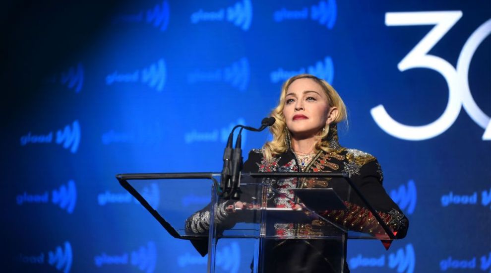 
	Madonna și-a vopsit părul roz. Reacția fanilor a fost total neașteptată
