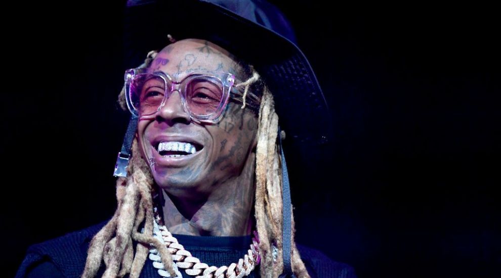 
	Lil Wayne, pus sub acuzare pentru posesia unei arme. Rapperul riscă 10 ani de închisoare

