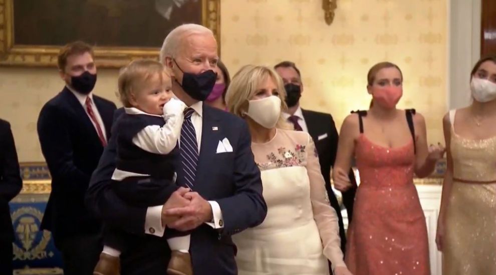 
	Joe Biden a dansat cu nepotul în brațe la concertul de inaugurare. Micuțul Beau a furat toate privirile
