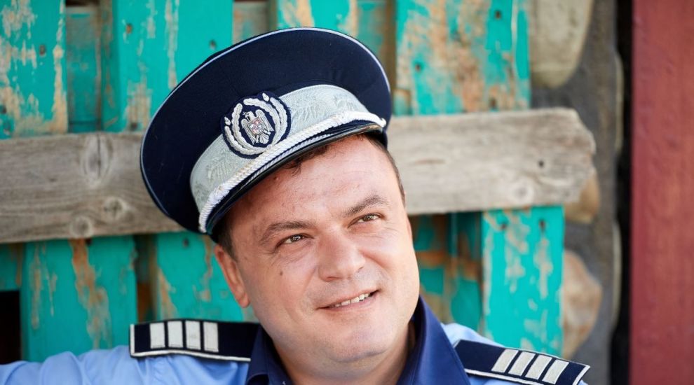 
	Las Fierbinți revine cu un nou sezon la PRO TV. Știrea zilei: Polițistul Robi s-a făcut vlogger!
