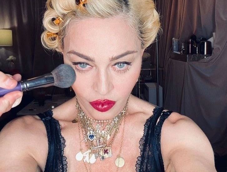 
	Madonna, demascată! Cum a furat trupul unui tinere de 28 de ani pentru a-și promova albumul
