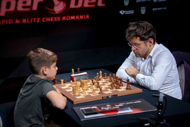 
	Garry Kasparov ține o lecție de șah pentru copii, în deschiderea turneului de șah Superbet Chess Classic Romania 2021

