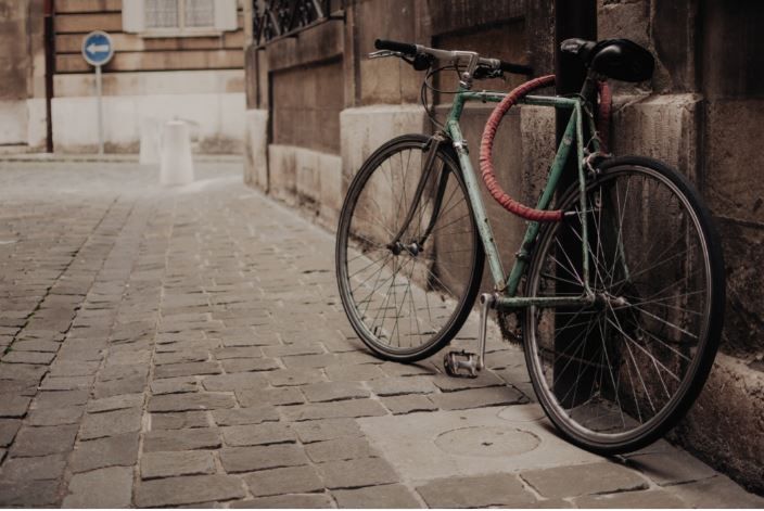 
	Ai o bicicletă veche și nu vrei să renunți la ea? O poți transforma într-un obiect decorativ pentru grădină
