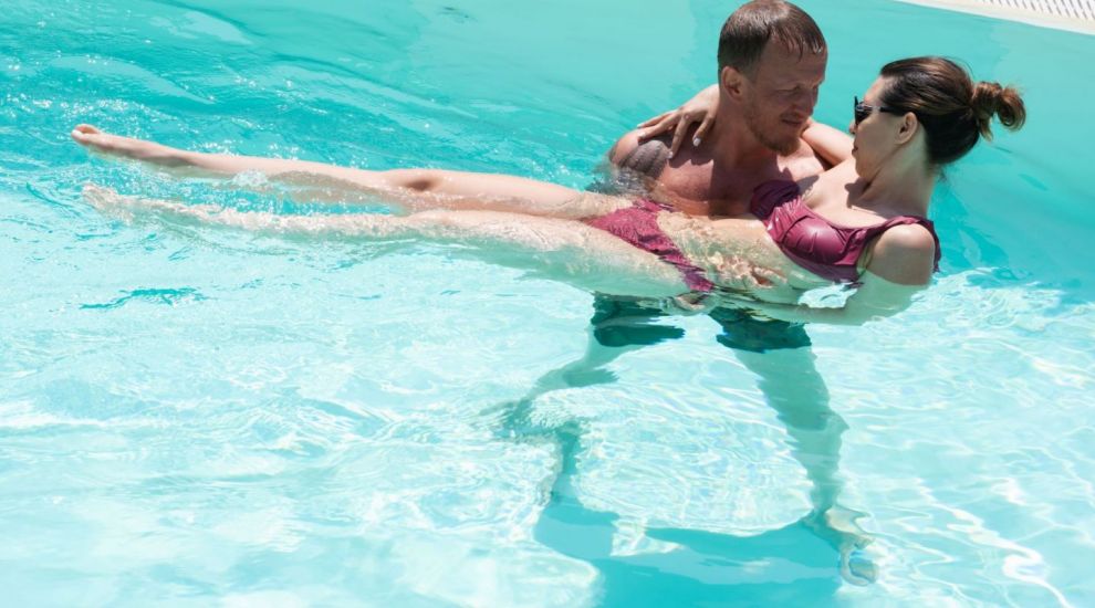 
	Dana și Adrian, momente de tandrețe la piscină. &bdquo;Par îndrăgostiți la prima vedere&rdquo;
