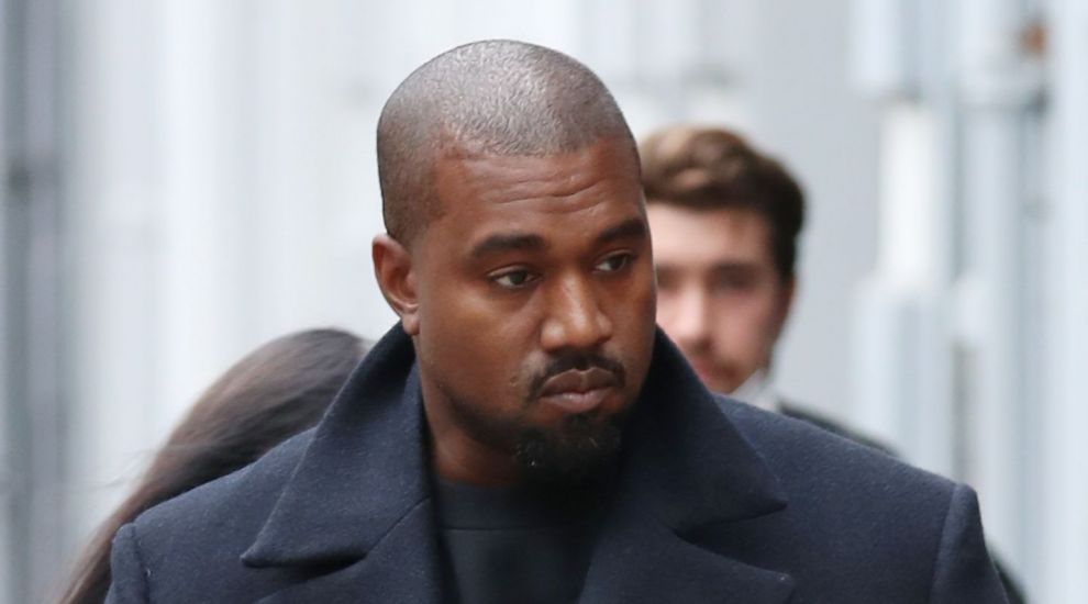 
	Kanye West, surprins cu o mască de caucazian în New York
