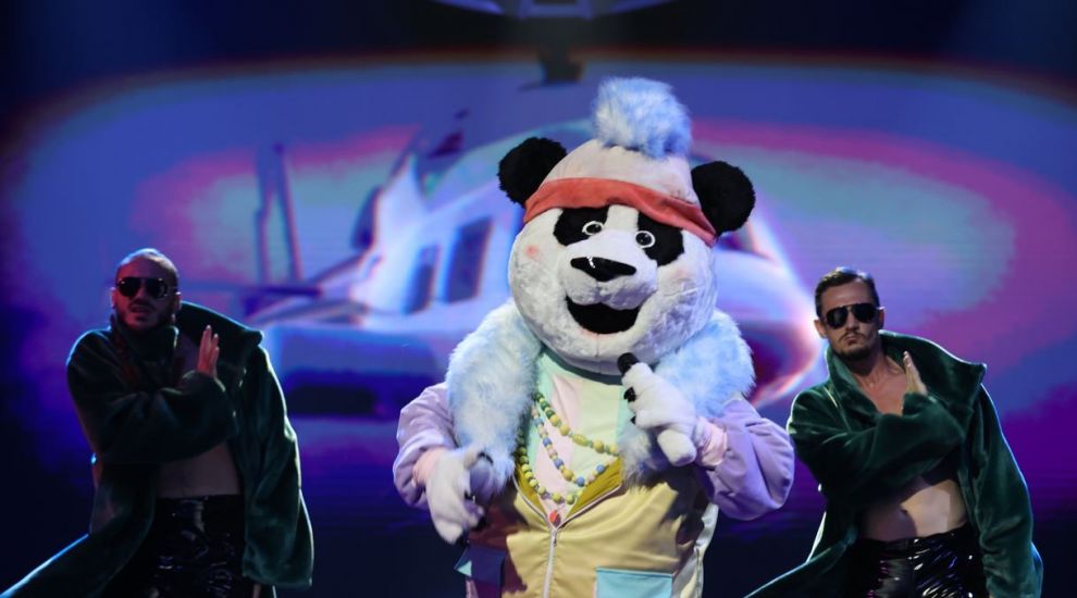 
	Lady Panda, show pe o piesă a celebrei Rihanna, pe scena de la Masked Singer România
