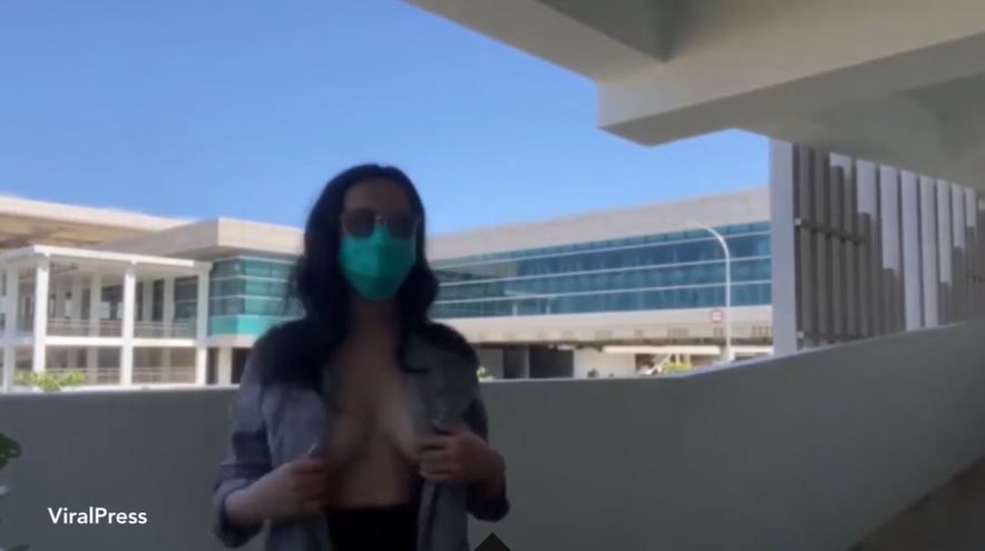 
	O femeie a ajuns în arest, după ce s-a filmat goală în aeroport
