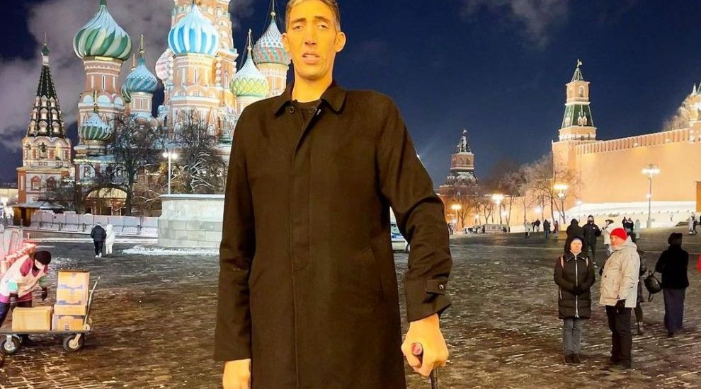 
	Cel mai înalt bărbat din lume își caută iubită în Rusia. Ce calități ar trebui să aibă viitoarea lui soție
