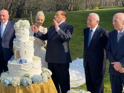 Silvio Berlusconi taie tortul la nunta cu iubita lui Marta Fascina. Evenimentul a avut loc la Villa Gernetto din comuna Lesmo