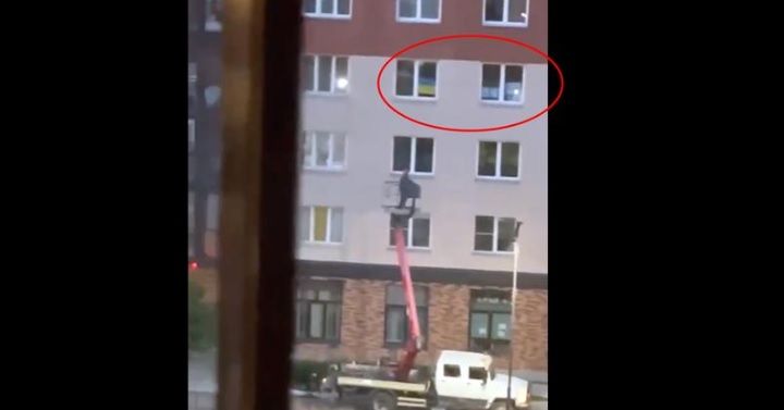 
	Ce a păţit un rus care şi-a pus la fereastră steagul Ucrainei și un mesaj anti-război- VIDEO

