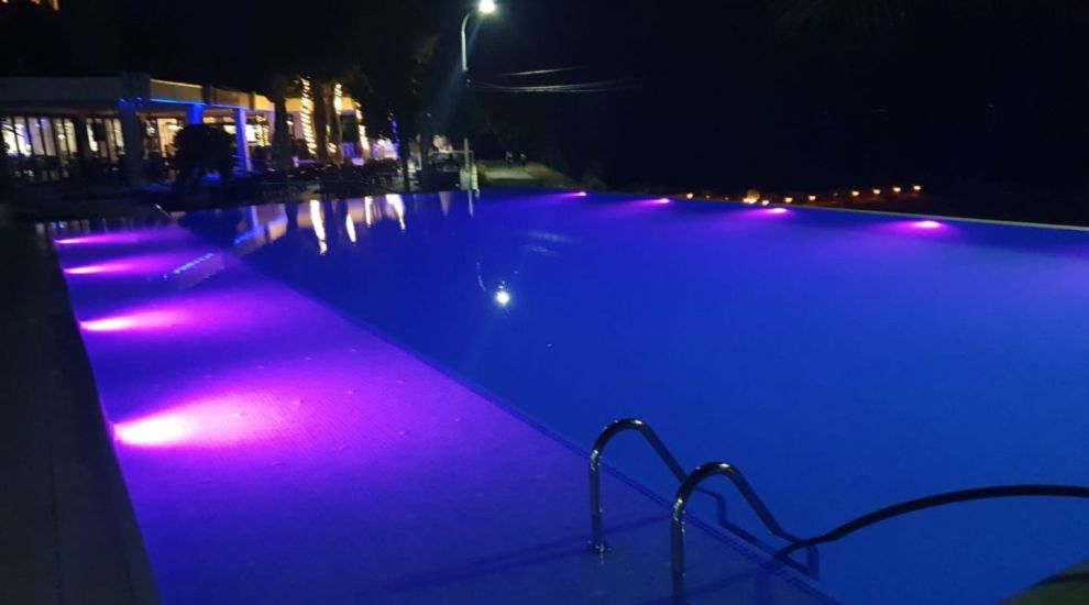 
	Cât costă o noapte de cazare în hotelul lui Borcea din Olimp? Piscina infinity e singura din țară de acest gen! FOTO

