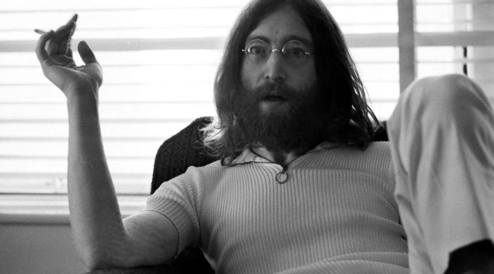 
	John Lennon a avut o aventură cu o asistentă, pusă la cale de Yoko Ono
