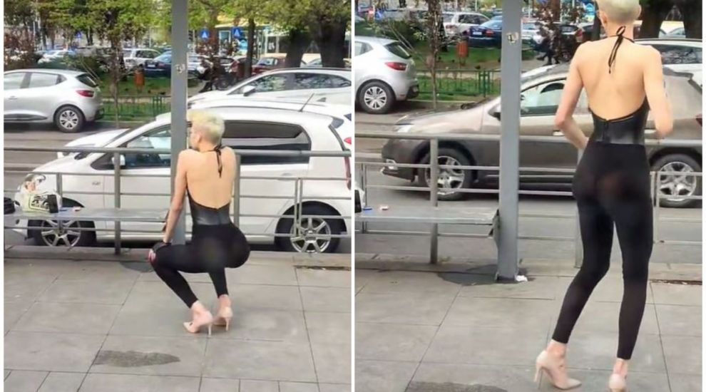
	Spectacol gratuit în stația de tramvai. O româncă dansează în colanți transparenți pentru un TikTok
