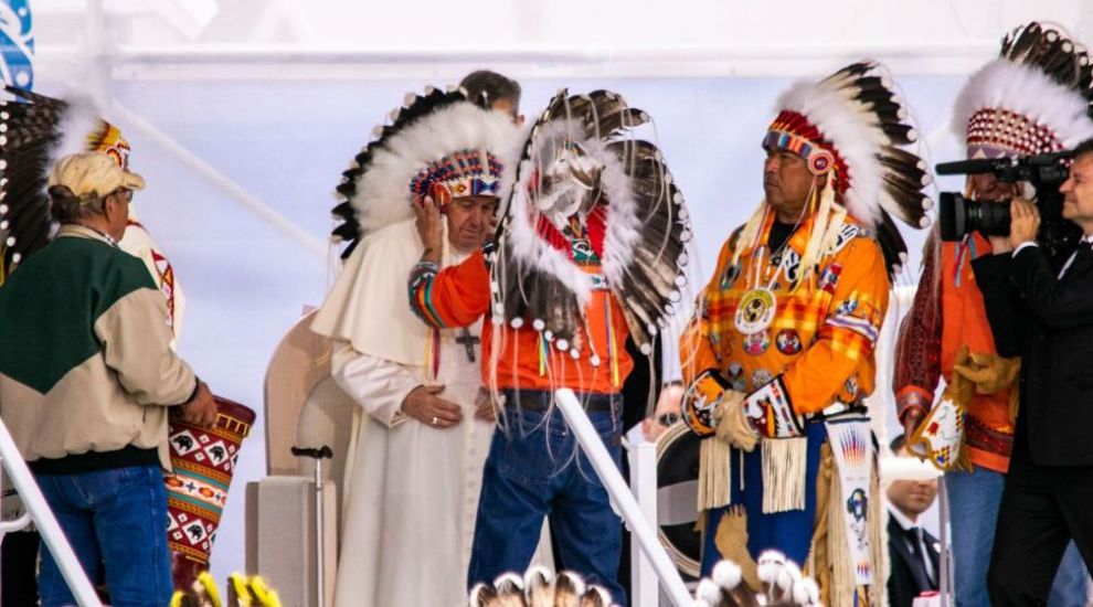 Papa Francisc, ipostază inedită în Canada, în mijlocul comunităților amerindiene
