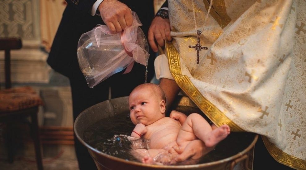 
	(P) Ce trebuie să faci cu lumânarea de la botez, după ceremonie?
