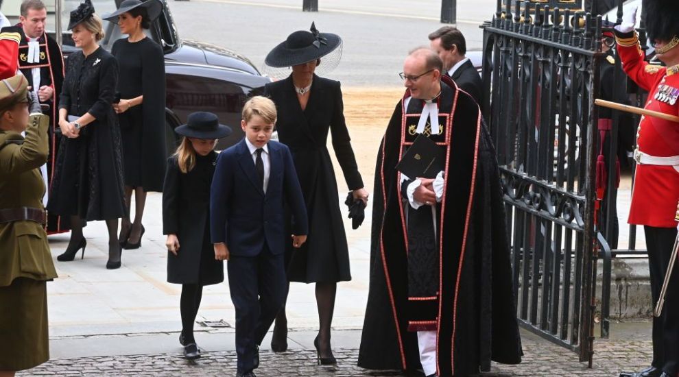 
	Cel mai trist rămas-bun: Prințul George și prințesa Charlotte, solemni la înmormântarea străbunicii lor, Regina
