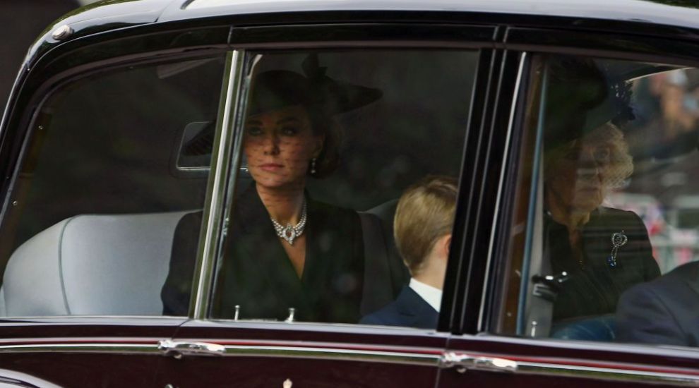 
	Omagiul pe care Kate Middleton i l-a adus reginei Elisabeta a II-a. Ce a ales să poarte în ziua funeraliilor
