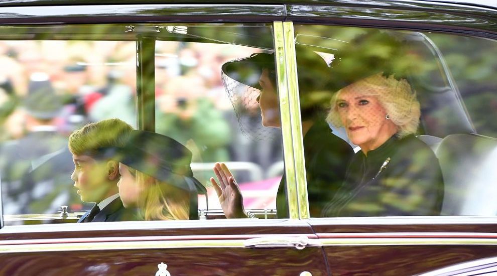 
	Cum s-a îmbrăcat Camilla, Regina Consoartă, la înmormântarea suveranei britanice! Detaliul care a ieșit în evidență
