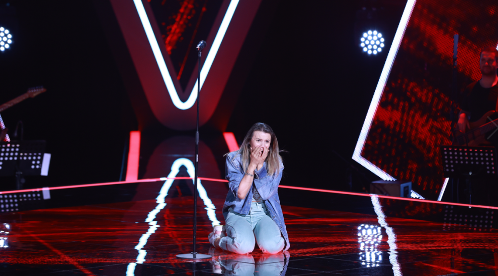 
	Vocea României, sezonul 10: Adriana Gîrneț a interpretat într-o manieră teatrală piesa Somebody That I Used To Know
