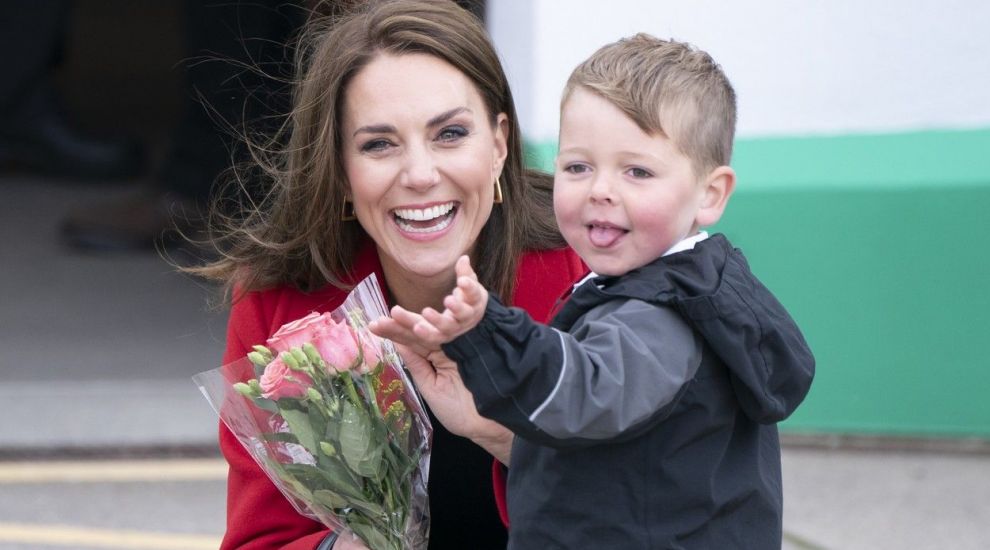 
	Imaginile care au topit inimile tuturor! Cum a fost întâmpinată Kate Middleton în prima călătorie ca prințesă de Wales
