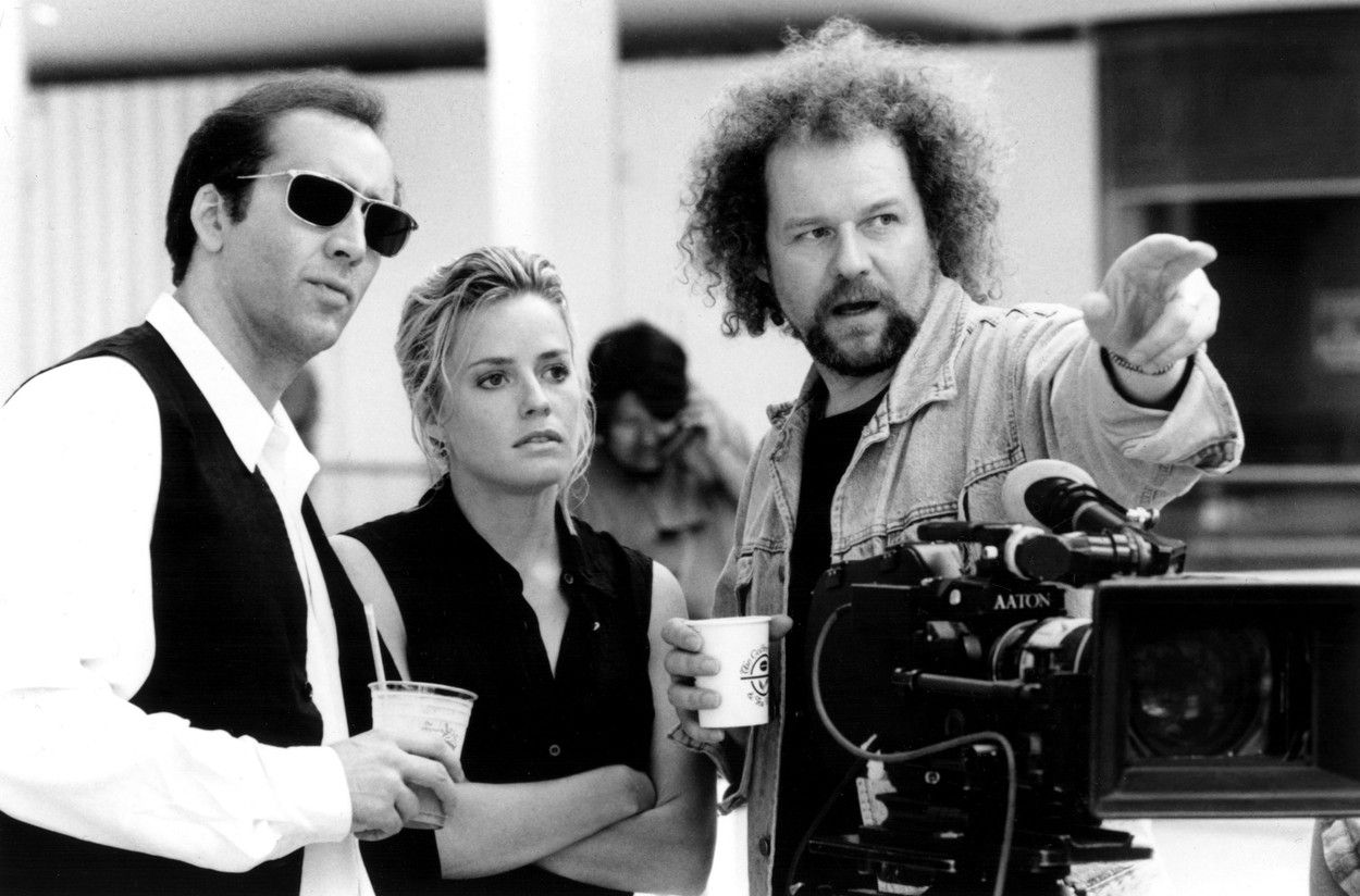 Hover Herself Copyright PRO TV - Nicolas Cage a luat Oscarul cu Leaving Las Vegas, acum 26 de ani,  dar n-a fost plătit niciodată