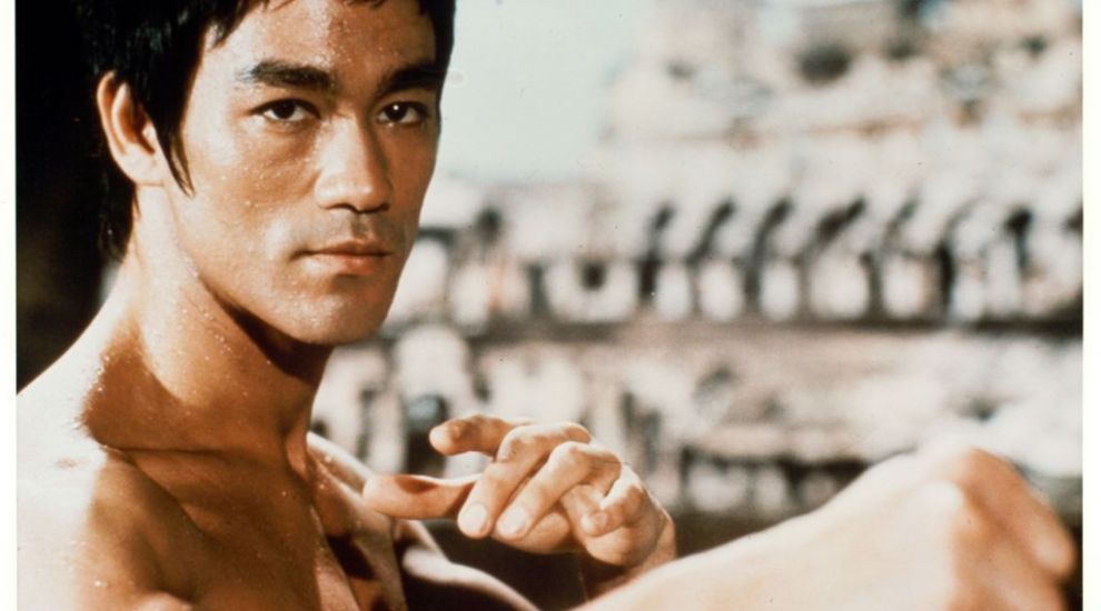 
	Bruce Lee a murit &rdquo;pentru că a băut prea multă apă&rdquo;. Misterul decesului, descoperit după 50 de ani
