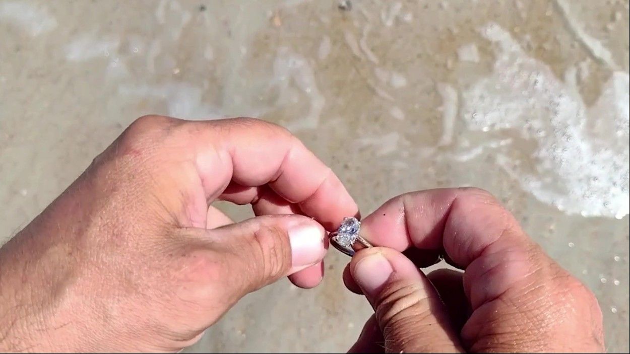 gallop Scaring fist PRO TV - Lecție de civism! Ce a făcut un bărbat după ce a găsit pe o plajă  un inel cu diamant, în valoare de 40.000 $