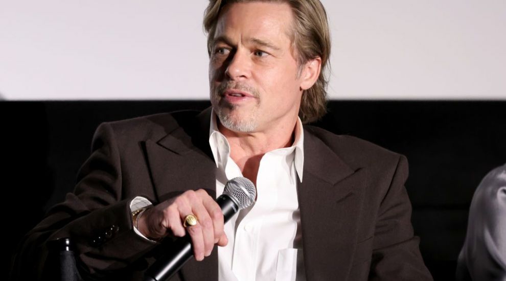 
	Brad Pitt, asaltat de fani la New York. O femeie din mulțime a reușit cu lejeritate să se pozeze cu celebrul actor
