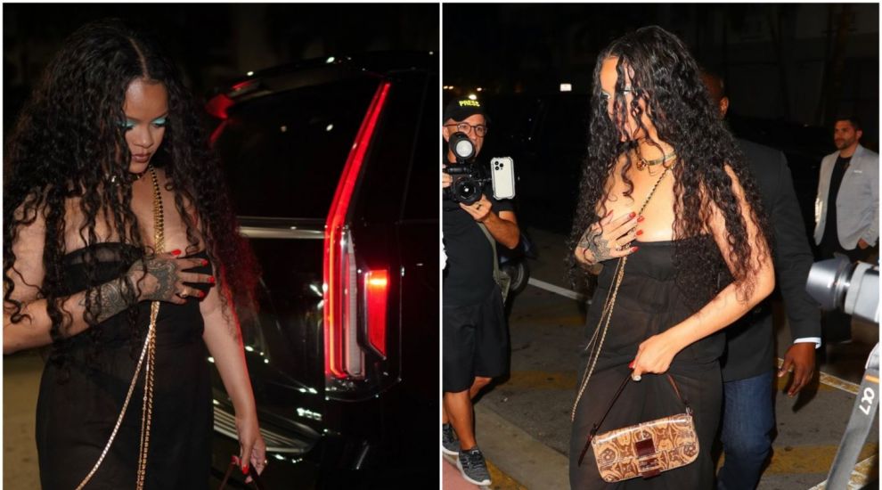 
	Are bebeluș acasă, dar paparazzii o pozează mereu în club. Rihanna, într-o rochie total transparentă la ultima ieșire
