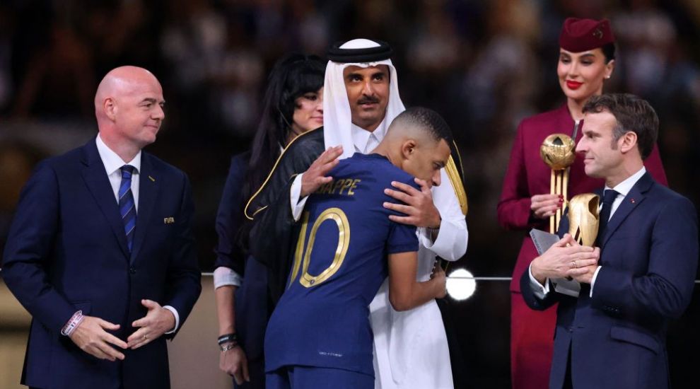 
	Cine e românca aflată pe scenă la ceremonia de premiere de la Campionatul Mondial de Fotbal din Qatar
