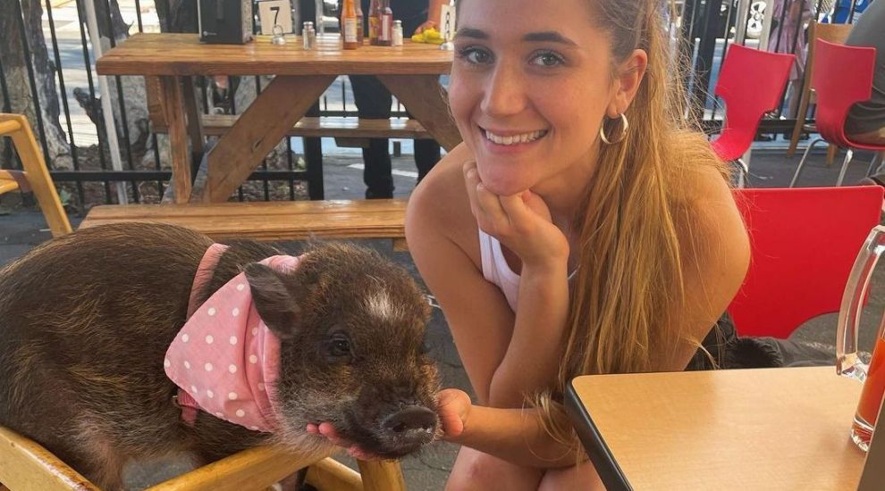 
	O femeie care are un porc pe post de copil, virală pe TikTok! Doarme cu el și l-a învățat să vorbească

