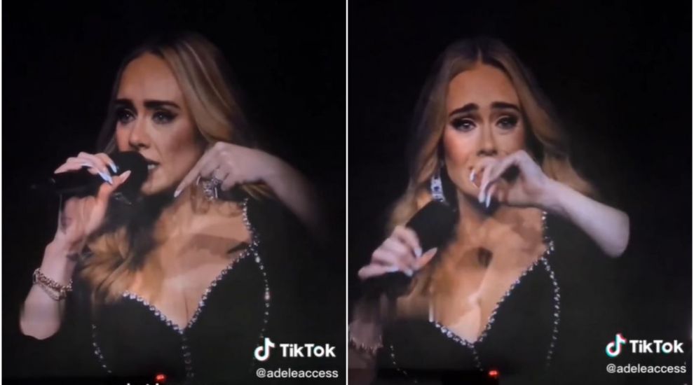 
	Adele a izbucnit în lacrimi la propriul concert după ce a văzut gestul unui fan: &quot;Îmi pare atât de rău!&quot;
