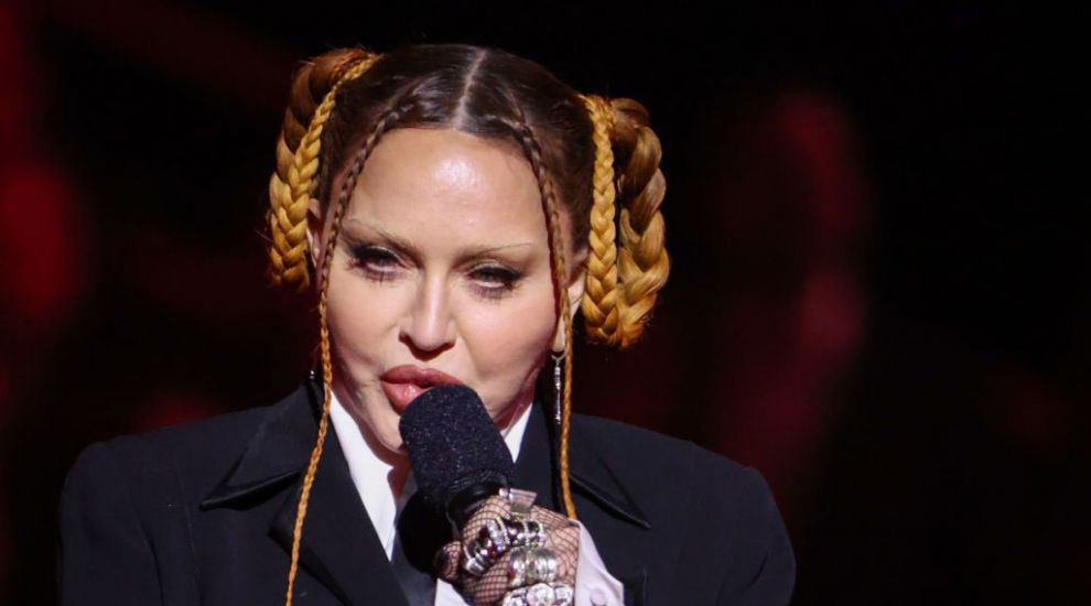 
	Madonna neagă că ar arăta așa și dă vina pe fotografii de la Grammy: &quot;Ar distorsiona chipul oricui&quot;
