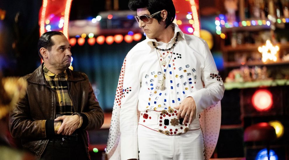 
	În episodul de joi seară din Las Fierbinți, Giani s-a transformat în Elvis: Do you speak english? Yes mister! I&#39;m regele!
