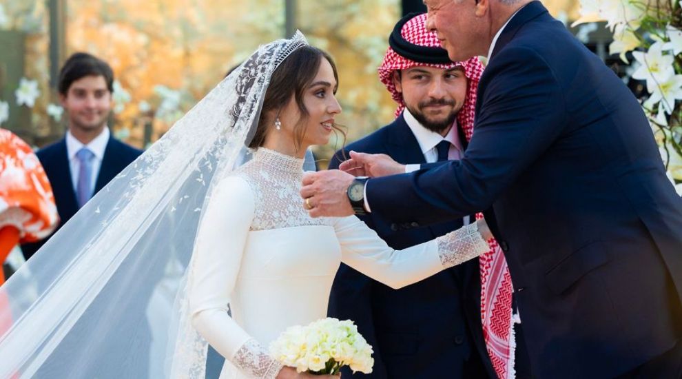 
	Prințesa Iman, fiica reginei Rania și a regelui Abdullah al II-lea, s-a căsătorit. Imagini de la nunta anului din Iordania
