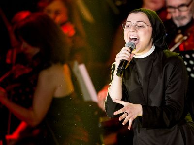 PRO TV: un restyling completo!  La suora che ha vinto Voice of Italy e ha rinunciato alla vita monastica ha pubblicato il suo primo singolo