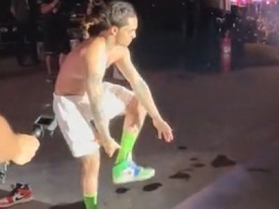 PRO TV – Lil Pump si toglie i gioielli e le scarpe da ginnastica prima di lanciarsi in pubblico su Neversea