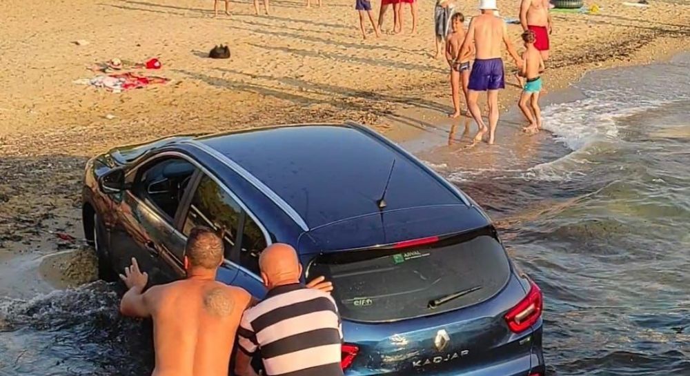 PRO TV – Ένας Ρουμάνος οδήγησε το αυτοκίνητό του στη θάλασσα, σε παραθαλάσσιο θέρετρο στη Θάσο.  Η φωτογραφία που προκάλεσε αστεία σχόλια: «Έσπευσε να είναι ο πρώτος στην ξαπλώστρα»