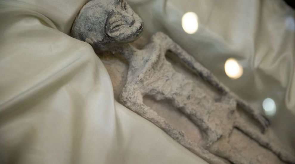 
	Corpuri extraterestre, vechi de 1.000 de ani, cu trei degete și embrioni în interior, găsite în Peru: ADN necunoscut
