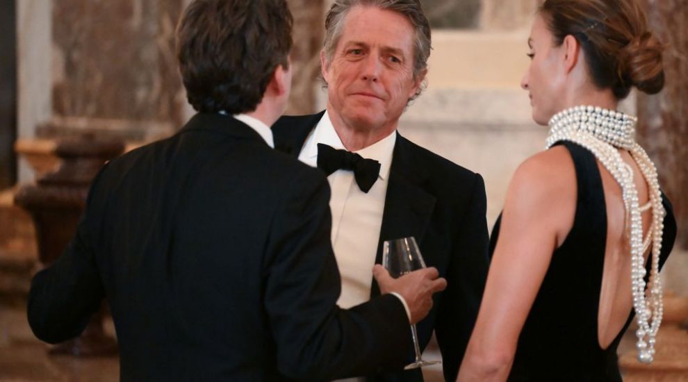 Hugh Grant, fermecat după a luat cina cu Brigitte Macron, la Palatul Versailles: &rdquo;Este superbă, ce noroc aveți&rdquo;